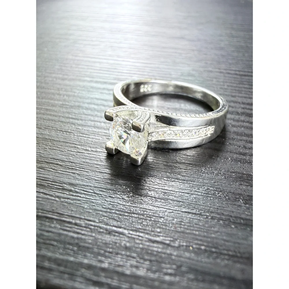 Ring Women Size 7.5 Silver 925 Round Cut Solitaire Accent
